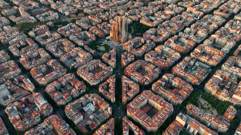 Cenário urbano de Barcelona com elementos mediterrâneos, arquitetura icônica e horizonte costeiro iluminado pelo sol. Cenário urbano de Barcelona com arquitetura icônica e horizonte costeiro iluminado pelo sol