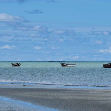Barroquinha (CE), com faixa litorânea vazia e natureza preservada.