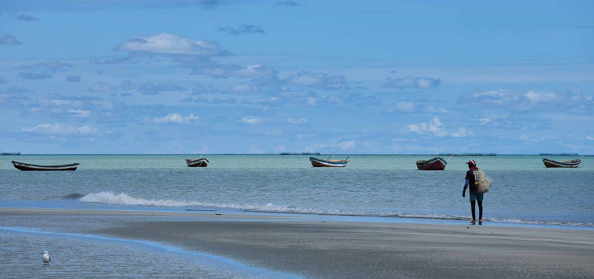 Barroquinha (CE), com faixa litorânea vazia e natureza preservada.