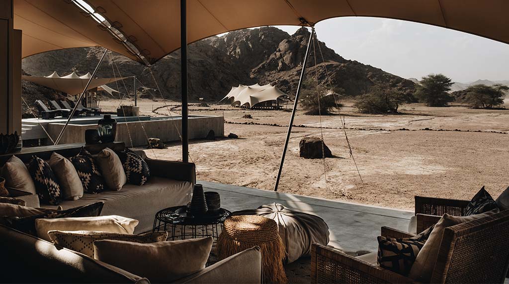 Wilderness Hoanib Skeleton Coast Camp inserido na paisagem árida do deserto.