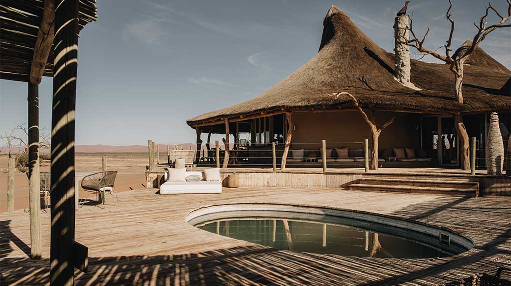 Área externa do Wilderness Little Kulala com vista para o deserto em Sossusvlei.