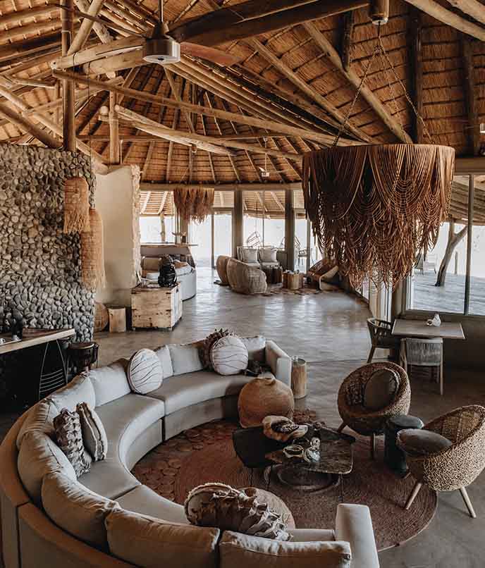 Interior do Wilderness Little Kulala integrado às dunas de Sossusvlei, Namíbia.