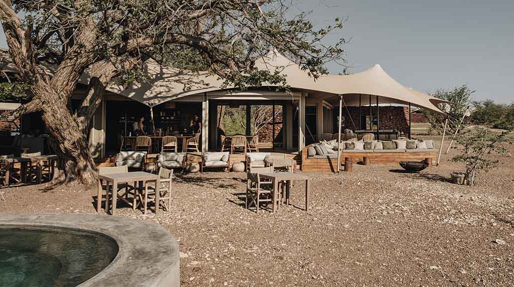 Vista do Wilderness Desert Rhino Camp entre formações rochosas de Palmwag.