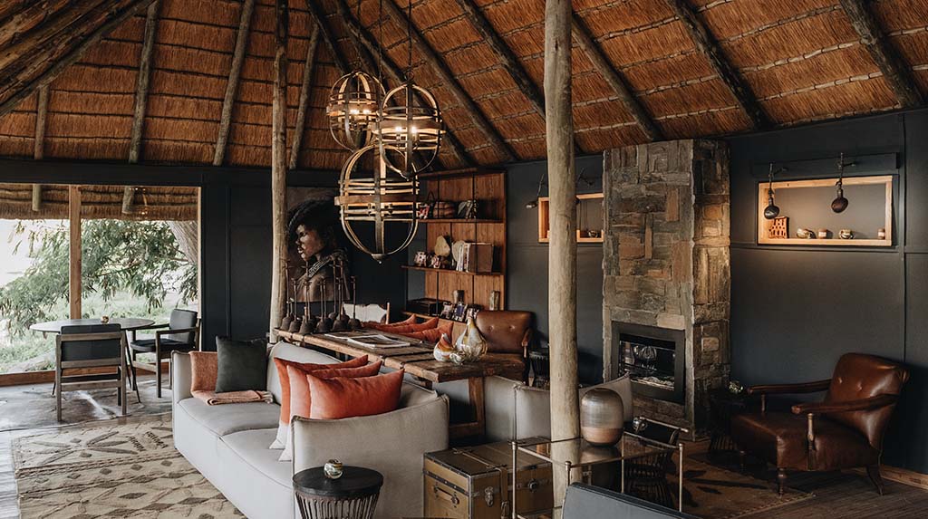 Tenda do Wilderness Serra Cafema com decoração aventureira na região de Kunene.