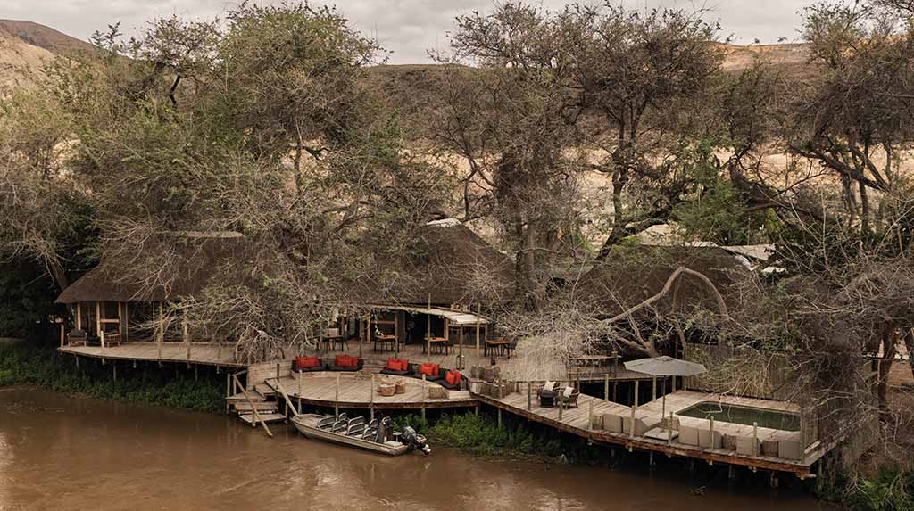 Deck do Wilderness Serra Cafema às margens do Rio Kunene, fronteira Namíbia–Angola.