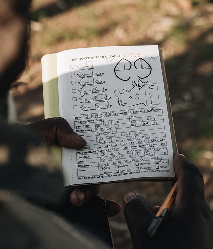 Rangers registrando observações no diário de campo do Save the Rhino Trust, Palmwag.
