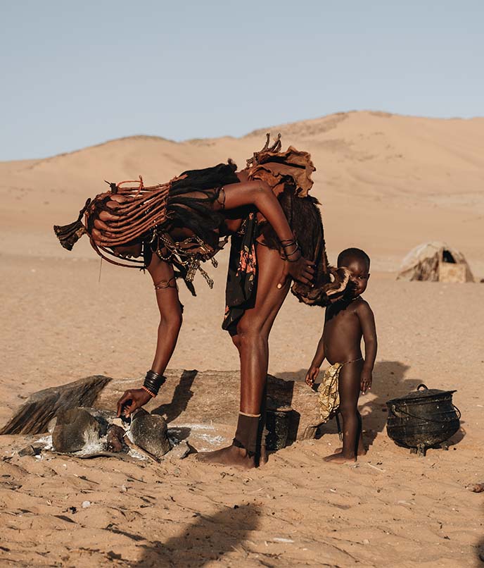 Karime, mulher Himba com otjize e ornamentos tradicionais na região de Kunene, Namíbia.