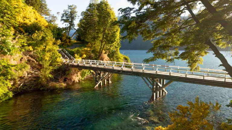 A beleza da região da Rota dos 7 Lagos, com pontes poéticas e folhas vermelhas e douradas