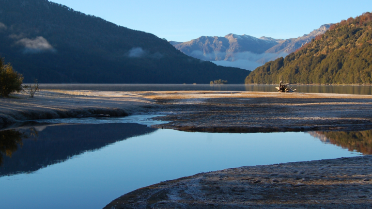 No Lago Falkner, areia, sombra de bosque e água fria