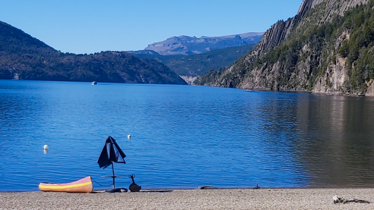 Chegada em tom azul: o lago Lácar abre caminhos para o interior da cordilheira
