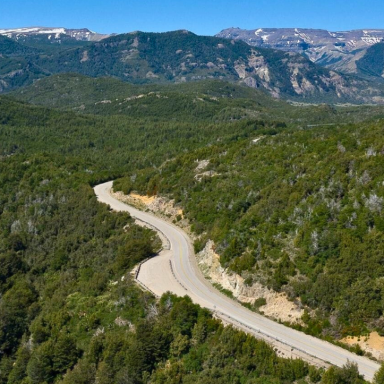 Um roteiro cênico pela RN-40 que conecta Villa La Angostura a San Martín de los Andes, atravessando paisagens cristalinas dos parques Lanín e Nahuel Huapi