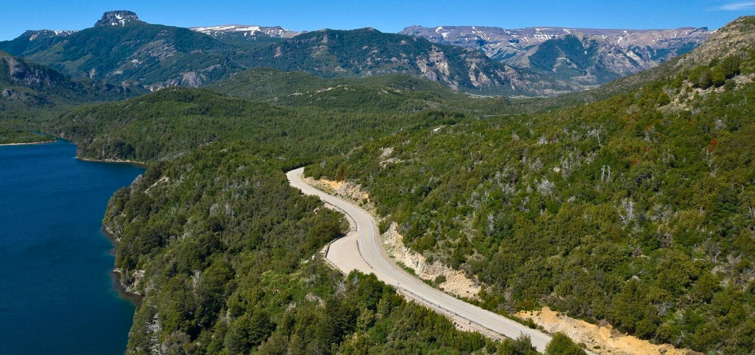 Um roteiro cênico pela RN-40 que conecta Villa La Angostura a San Martín de los Andes, atravessando paisagens cristalinas dos parques Lanín e Nahuel Huapi