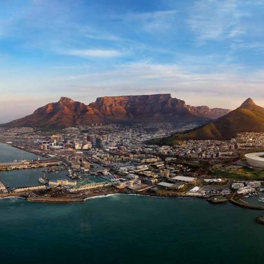 Em uma viagem intensa de 48 horas pela Cidade do Cabo, descobre-se a rica complexidade da África do Sul para além dos safáris. Para quem busca um roteiro Cidade do Cabo otimizado, as dicas Cidade do Cabo apontam para uma experiência completa de turismo África do Sul. O que fazer Cidade do Cabo em tão pouco tempo inclui a subida à icônica Table Mountain, a imersão cultural no vibrante bairro Bo-Kaap e um passeio pelo agitado V&A Waterfront. A hospedagem de luxo no Ellerman House ou a vista espetacular do The Silo são pontos de partida ideais. Na gastronomia, o Fyn e o descontraído Boma representam os melhores restaurantes Cidade do Cabo, enquanto o Truth Coffee Roasting oferece um gran finale. Não se pode esquecer da Sea Point Promenade para sentir o Atlântico, e do museu Zeitz Mocaa, imperdível para a arte contemporânea africana.