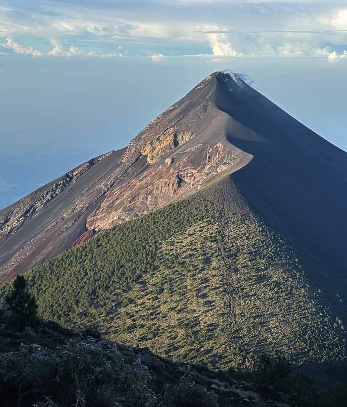 Vulcão Fuego visto da trilha do Acatenango na Guatemala, cenário dramático para trekking de aventura na Rota Maia