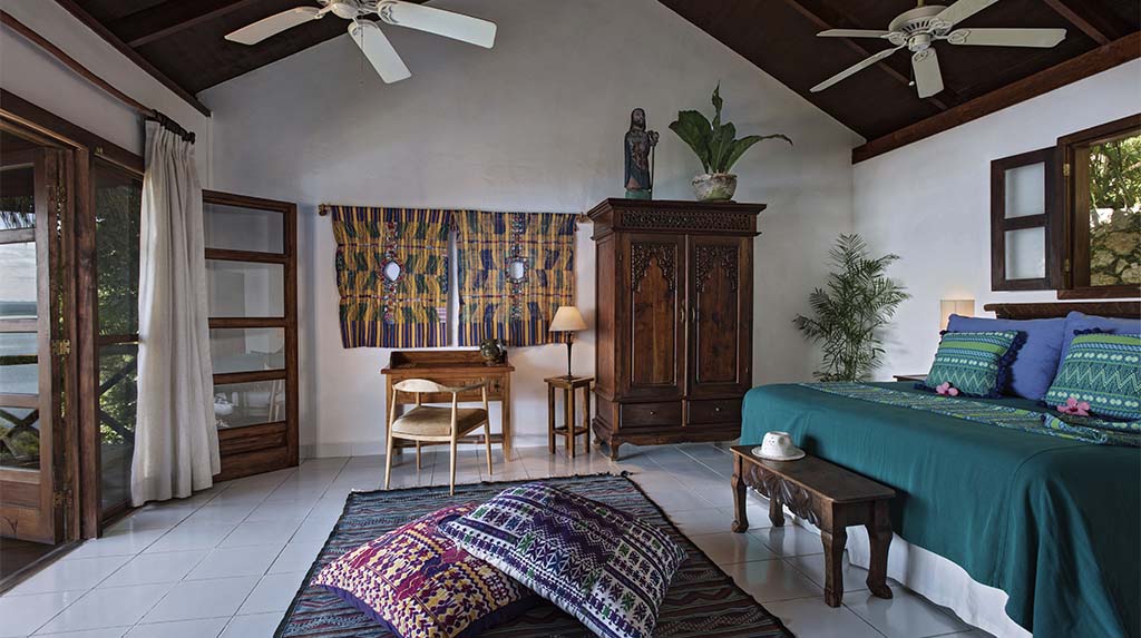 Quarto do hotel La Lancha na Guatemala com decoração maia e vista para o lago, dica de onde ficar na Rota Maia com conforto