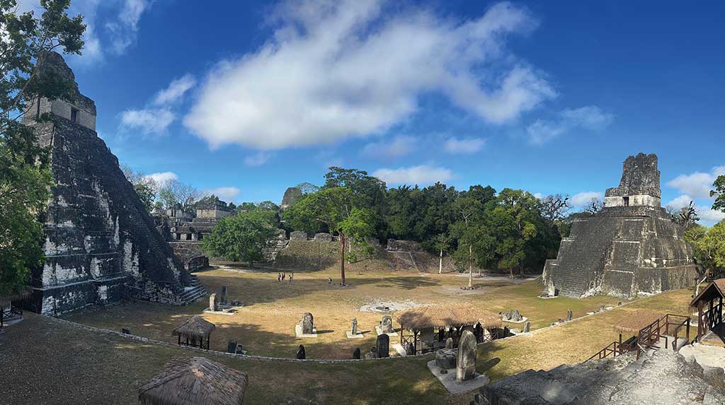 Gran Plaza de Tikal com pirâmides e estelas de pedra na Guatemala, parada obrigatória em roteiro de viagem histórico pela Rota Maia