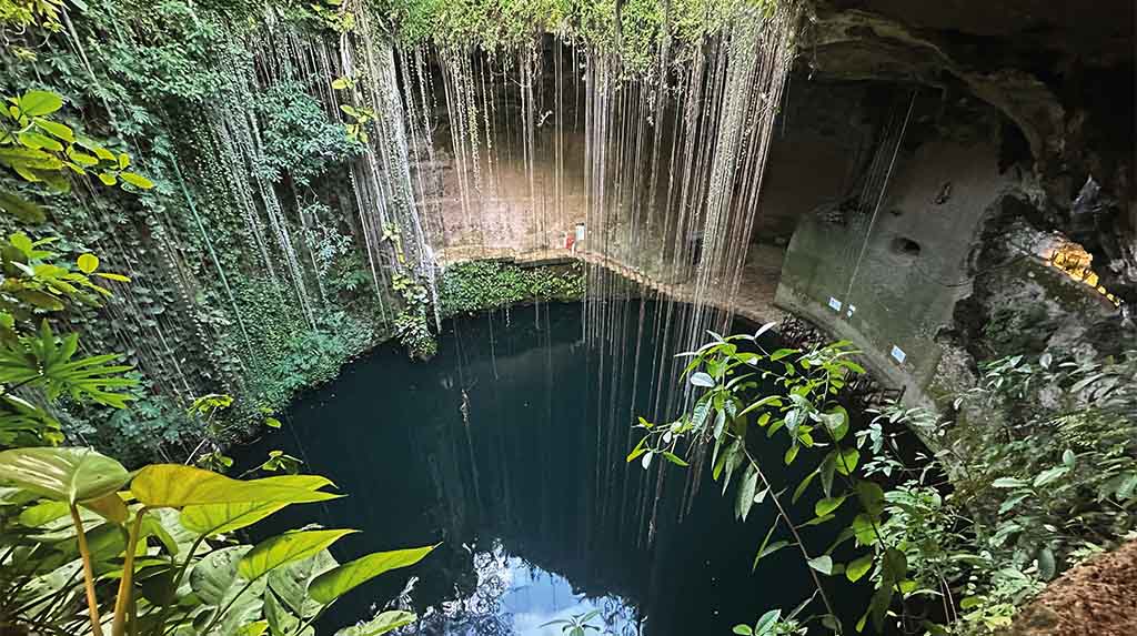 Cenote Ik Kil em Chichén Itzá, México, poço de água doce cercado por vegetação, parada refrescante em roteiro de viagem pela Rota Maia