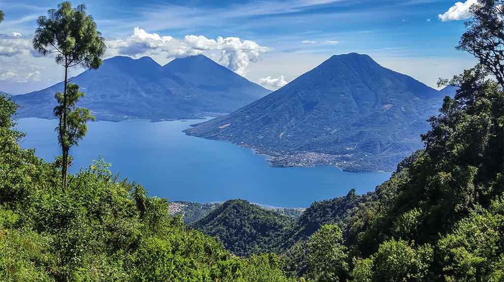 Lago Atitlán cercado por vulcões na Guatemala, paisagem icônica para montar roteiro de viagem com vilarejos maias tradicionais