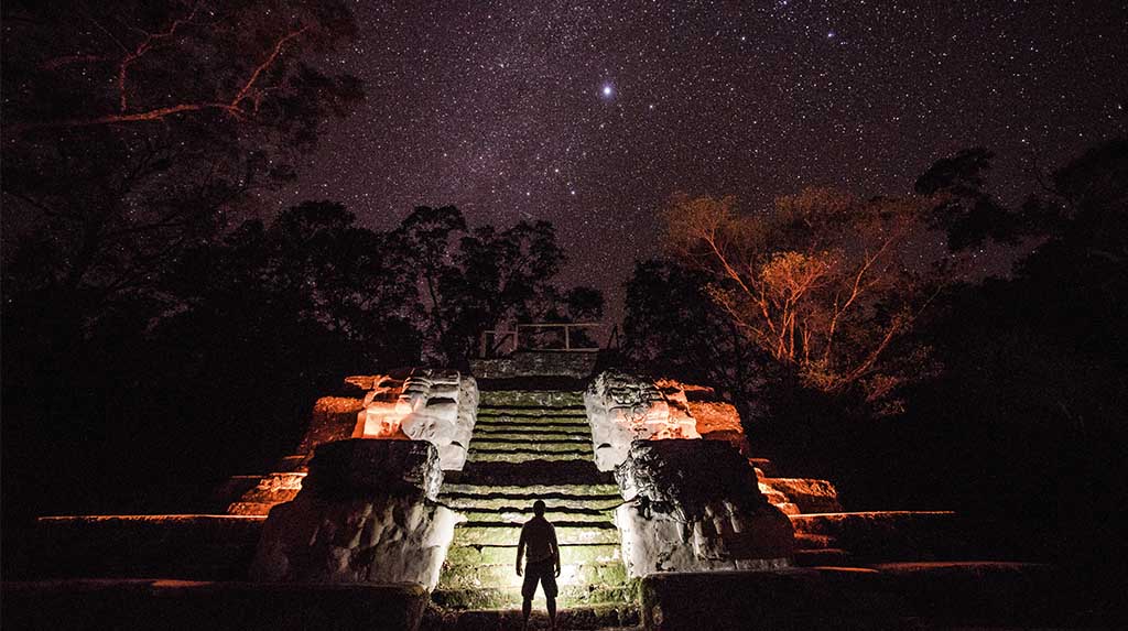 Céu estrelado sobre templo maia em Uaxactun, Guatemala, experiência rara de observação astronômica em roteiro de viagem cultural