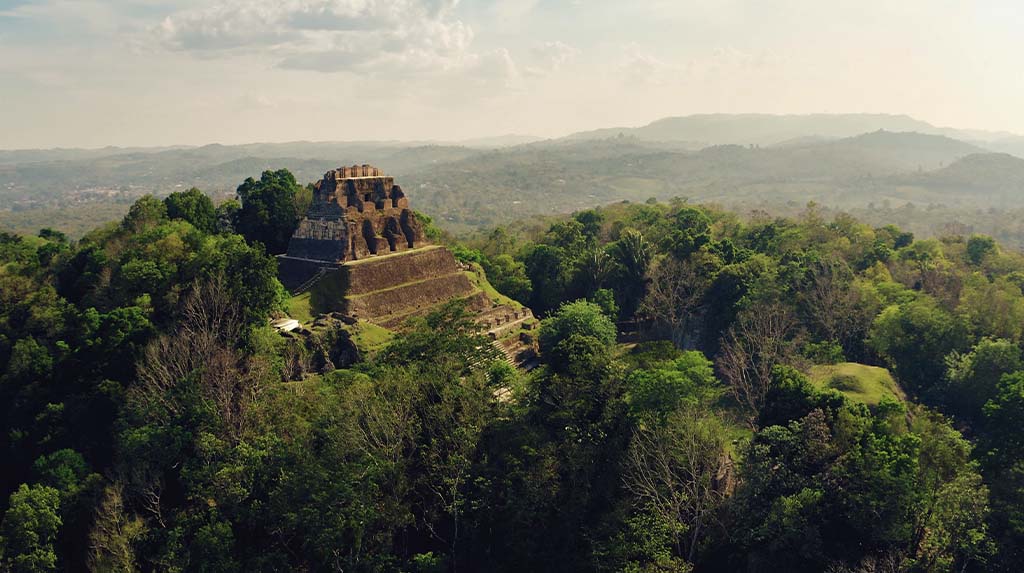 Pirâmide maia de Xunantunich em Belize vista do alto, parada essencial em roteiro de viagem arqueológico pela Rota Maia
