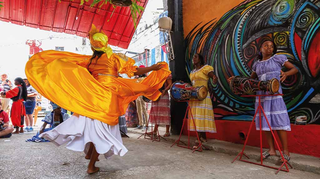 Performance de danças afro-cubanas com tambores em centro cultural de Havana, Cuba, dica de roteiro para viver a cultura local