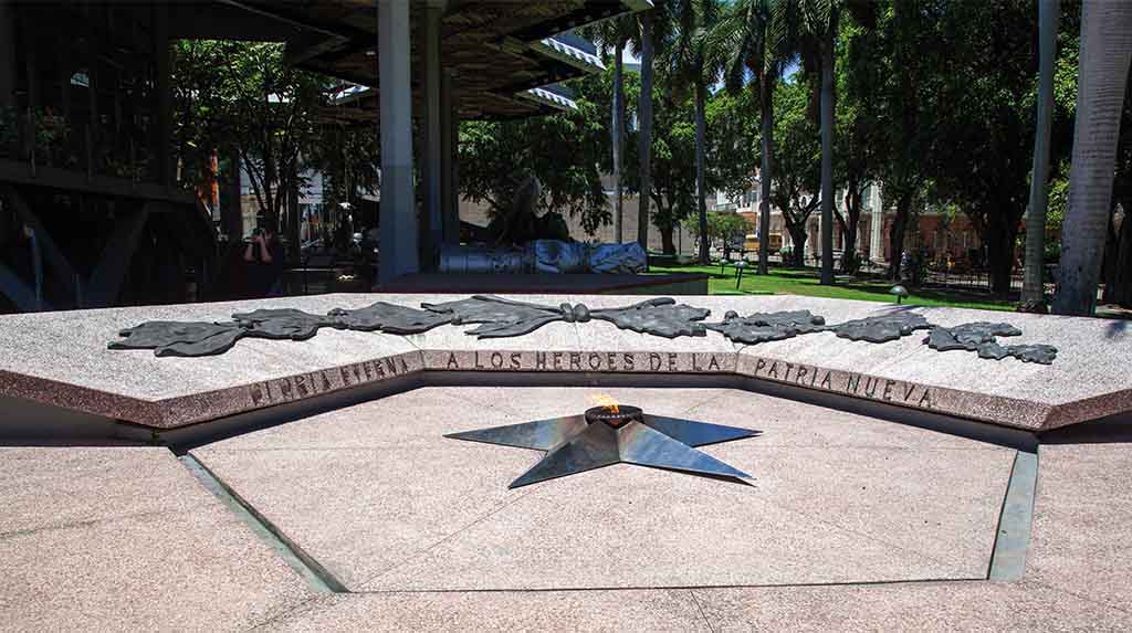 Pira do Memorial Granma no Museu da Revolução, Havana, chama eterna que relembra heróis de Cuba em roteiro histórico de viagem
