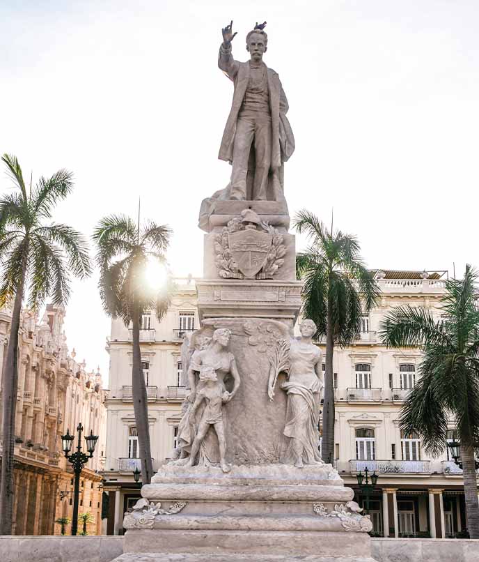 Monumento a José Martí cercado por palmeiras em praça de Havana, Cuba, ponto turístico importante para entender a história do país