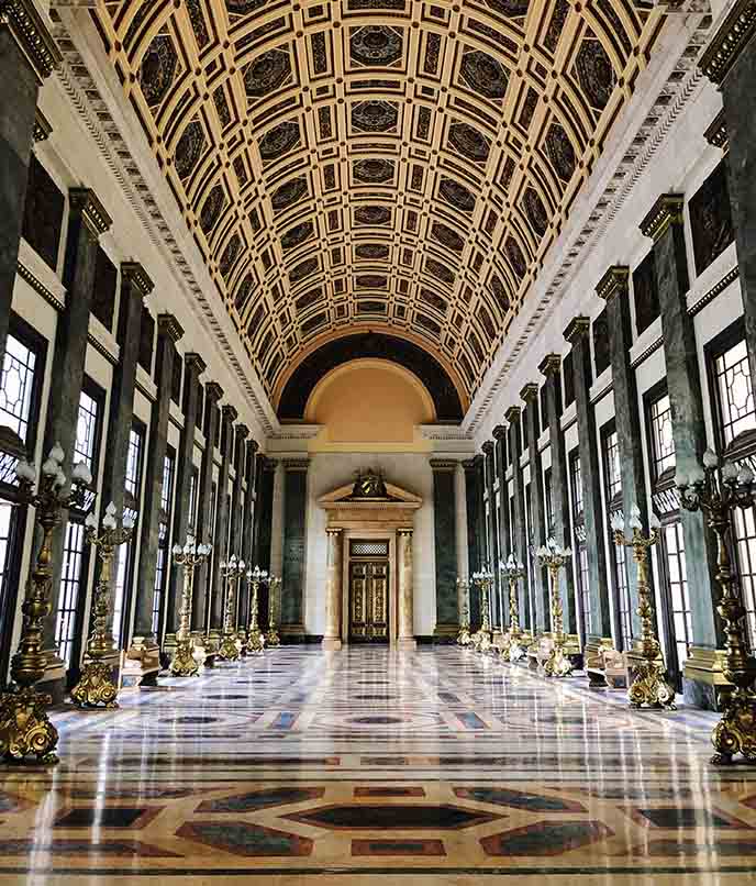 Grande salão neoclássico do Capitólio de Havana, Cuba, com piso de mármore e colunas, visita imperdível em viagem cultural