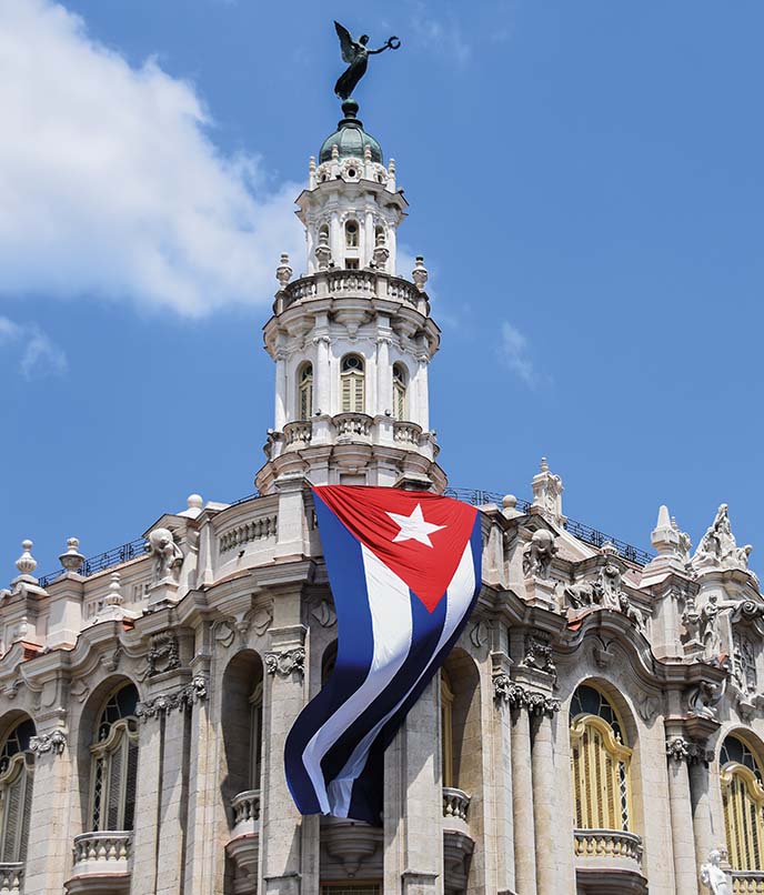 Bandeira de Cuba tremulando no Gran Teatro de La Habana, em Havana, parada obrigatória em um roteiro de viagem cultural