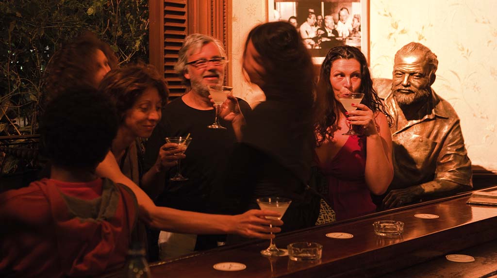 Turistas brindam com daiquiri no bar Floridita em Havana, Cuba, clássico onde beber drinques de rum ligados a Ernest Hemingway