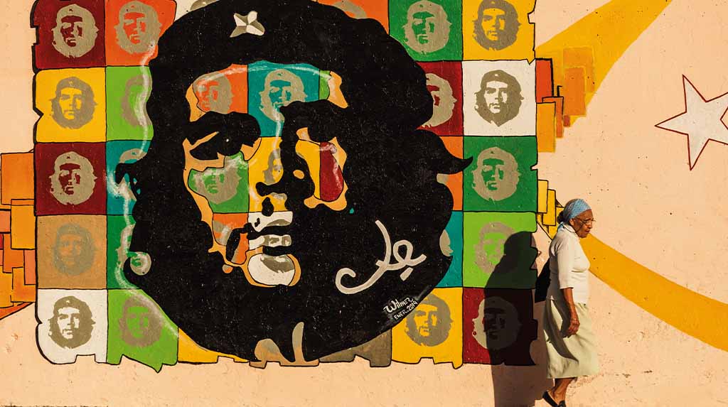 Mural colorido de Che Guevara em rua de Havana, Cuba, destaque de arte urbana em roteiro de viagem pela história da revolução