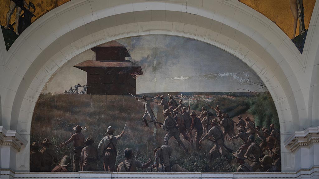 Painel de batalha histórica no interior do Museu da Revolução em Havana, Cuba, parada essencial em roteiro sobre história do país