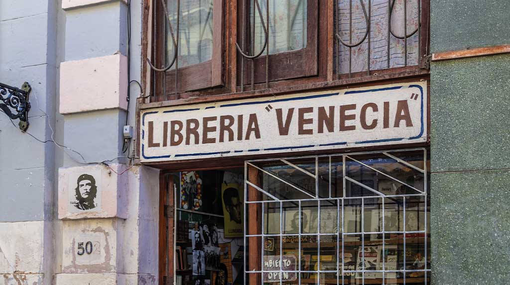Fachada da Libreria Venecia em Habana Vieja, Havana, parada charmosa em roteiro de viagem literária e o que fazer em Cuba