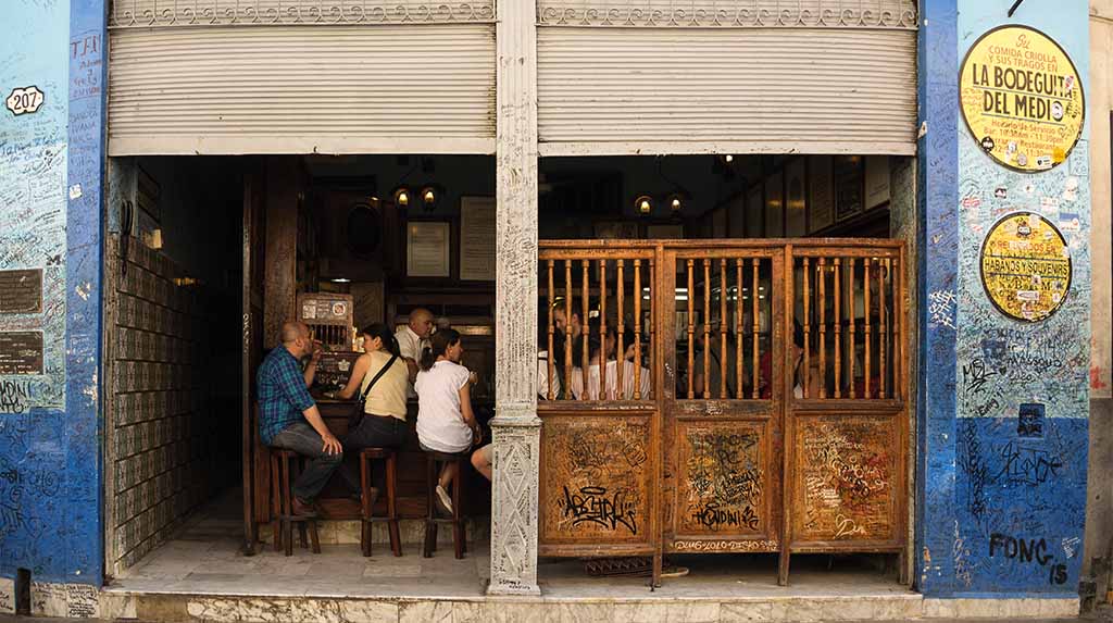 Fachada da Bodeguita del Medio em Habana Vieja, Havana, bar tradicional para roteiro de viagem e onde beber mojito em Cuba