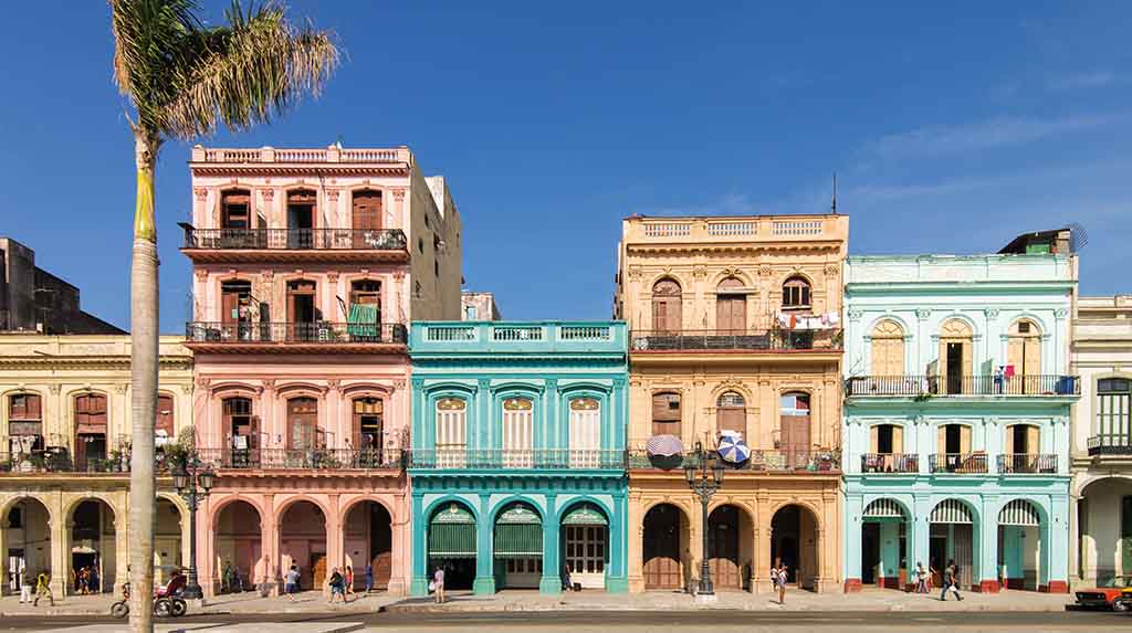 Casario colonial colorido em Habana Vieja, Havana, Cuba, cenário clássico para roteiro de viagem a pé pelo centro histórico