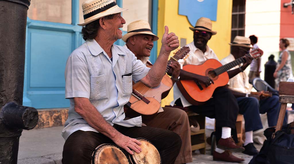 Músicos de rua tocam salsa e son cubano em Habana Vieja, Havana, experiência de música ao vivo imperdível no que fazer na viagem