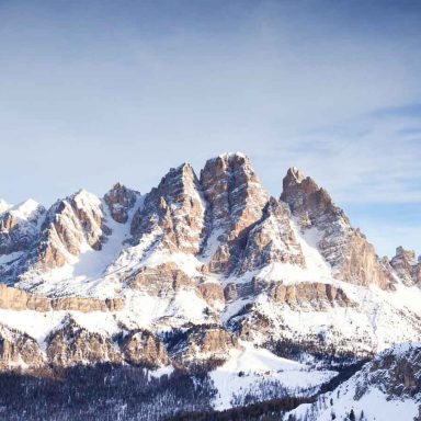 Cordilheira das Dolomitas coberta de neve no inverno, perto de Cortina d’Ampezzo, cenário dos Jogos Olímpicos de Inverno Milano Cortina 2026