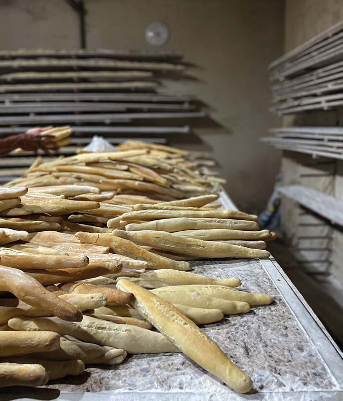 Pães caseirinhos recém-assados em forno a lenha em padaria tradicional de Soure, expressão da panificação marajoara