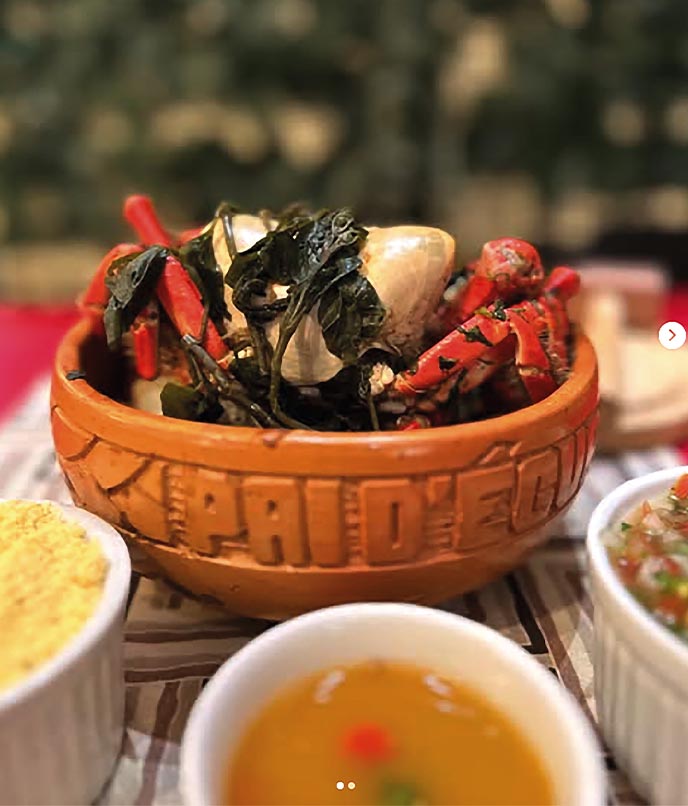 Prato marajoara com caranguejos, jambu e temperos regionais servido em cuias de barro “Pai d’Égua”, culinária típica de Soure, Ilha de Marajó