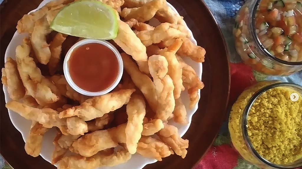Prato de turu empanado com molho, farofa e vinagrete, destaque da gastronomia marajoara típica de Soure, Ilha de Marajó