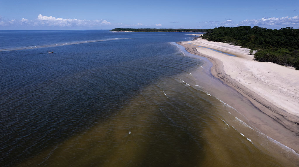 Vista aérea da Praia do Pesqueiro, em Soure, mostrando o encontro de rio e mar nas águas da Ilha de Marajó, Pará