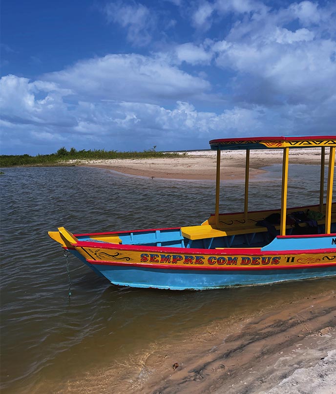 Barco colorido “Sempre com Deus” ancorado em praia de Soure, simbolizando a cultura ribeirinha marajoara no Pará