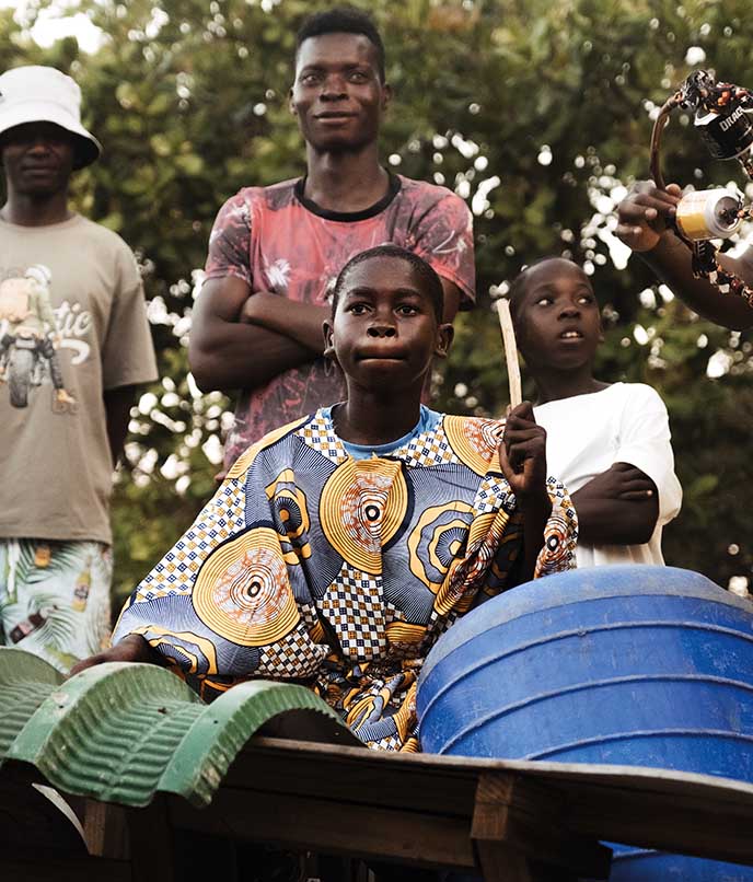 Jovens músicos da Ilha de Benguerra tocando instrumentos improvisados e celebrando o ritmo da Marrabenta moçambicana.