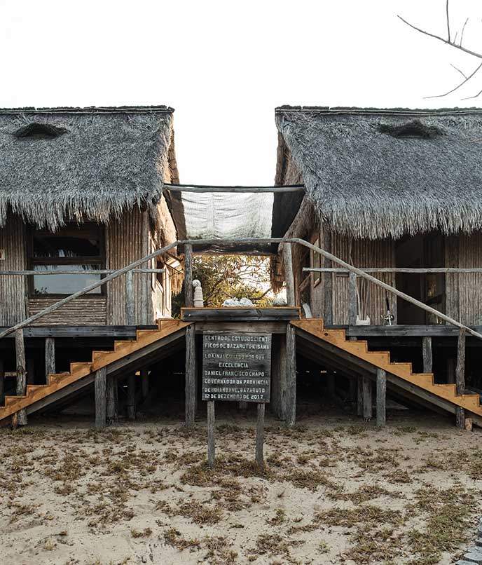 Fachada rústica de madeira do BCSS (Bazaruto Center for Scientific Studies), o observatório oceânico permanente na Ilha de Benguerra.