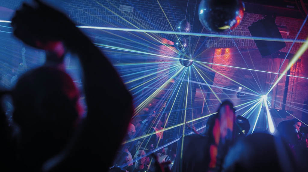 Woodpop: balada underground em Antuérpia, Bélgica, com pista lotada e lasers coloridos, destaque da vida noturna em roteiro de viagem