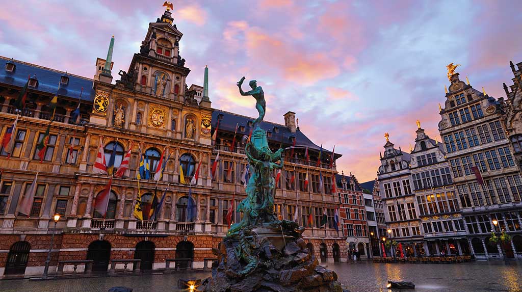 Brabo Fountain: praça central de Antuérpia, Bélgica, com fonte de Brabo e prédios históricos ao entardecer, parada obrigatória em roteiro de viagem