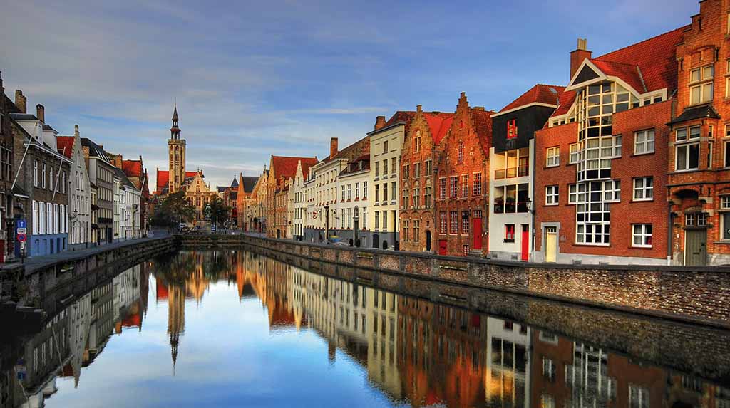 Casario medieval refletido em canal de Bruges, Bélgica, vista clássica para roteiro de viagem romântica pelo país