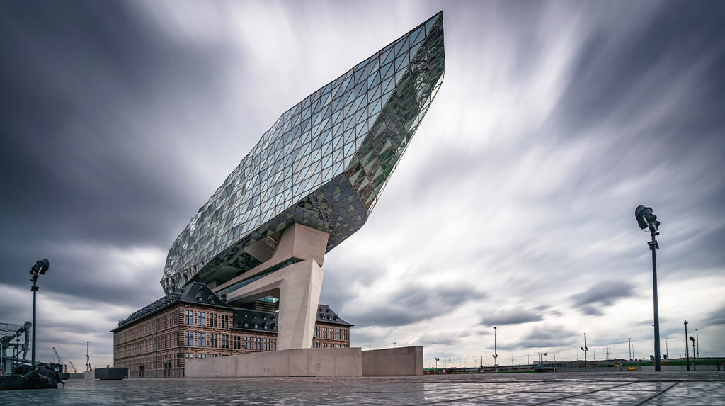 Havenhuis de Antuérpia, Bélgica, ícone futurista sobre antigo edifício portuário, parada fotográfica em roteiro de arquitetura