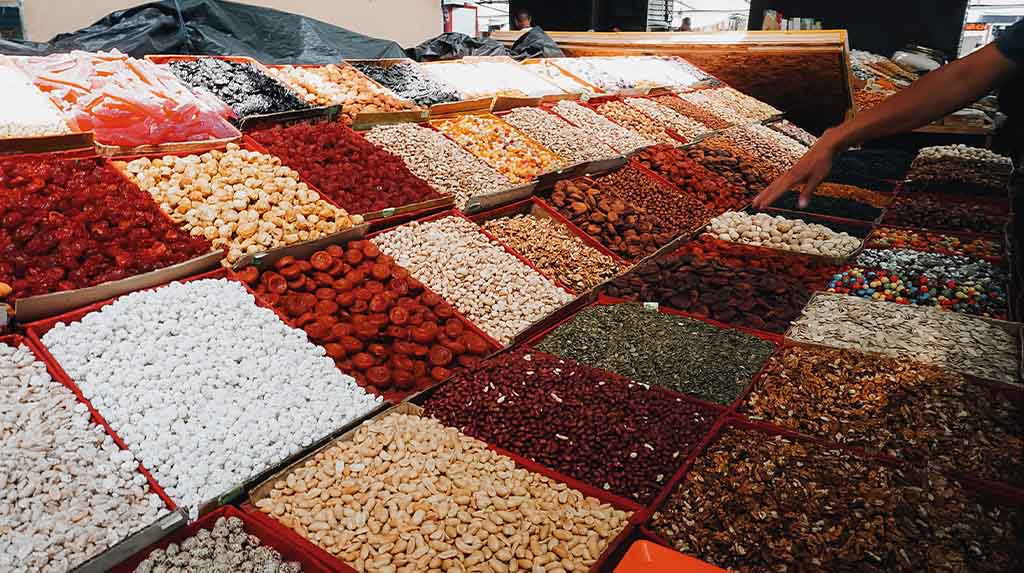 Banca de frutas secas, castanhas e especiarias no Osh Bazar, em Bisqueque, Quirguistão, com grande variedade de produtos locais