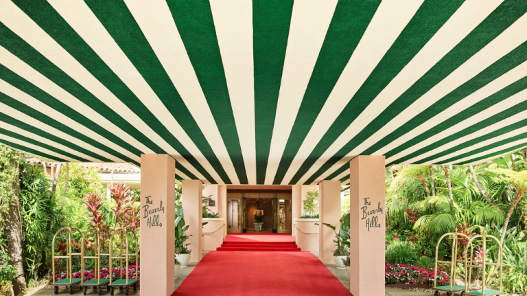 Entrada do The Beverly Hills Hotel com toldo listrado verde e branco e tapete vermelho, ícone de Beverly Hills, Los Angeles, no contexto do tour Building Dreams in Beverly Hills (Dorchester Collection)
